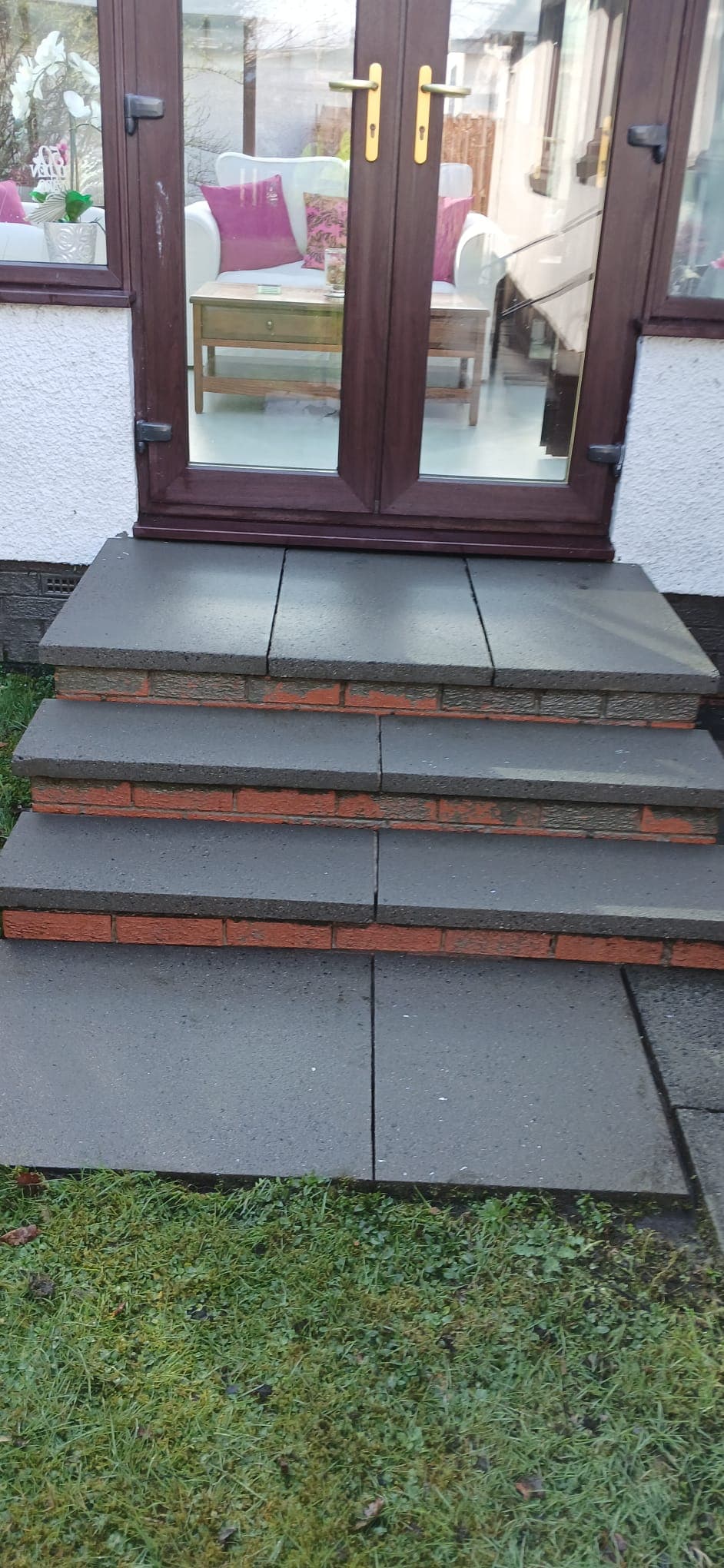 Moss-free joints across slabs