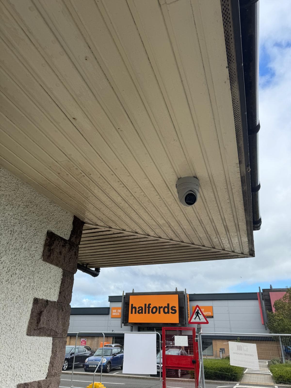 Water-fed pole reaching soffit at height