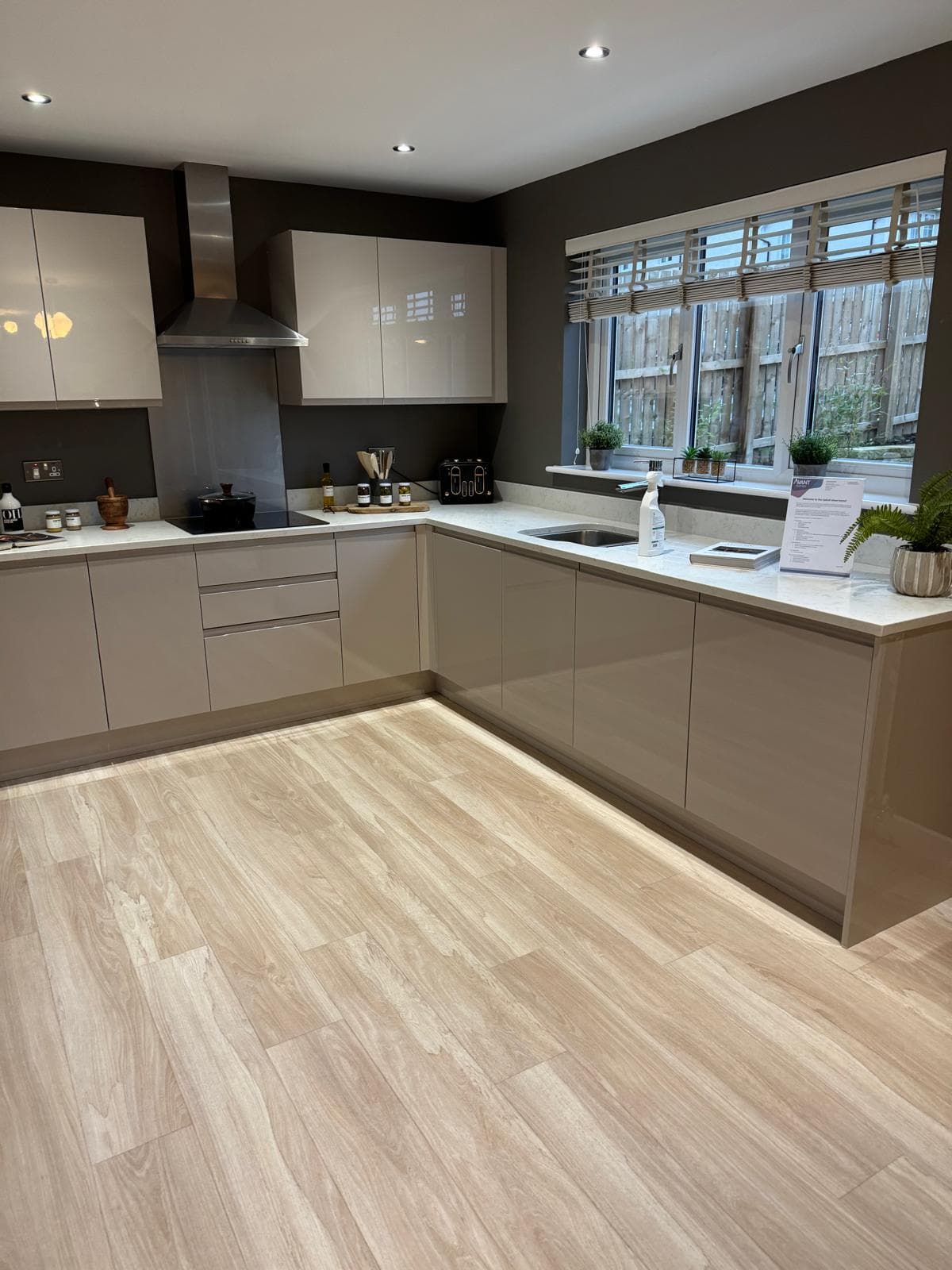 Polished gloss kitchen and quartz worktop