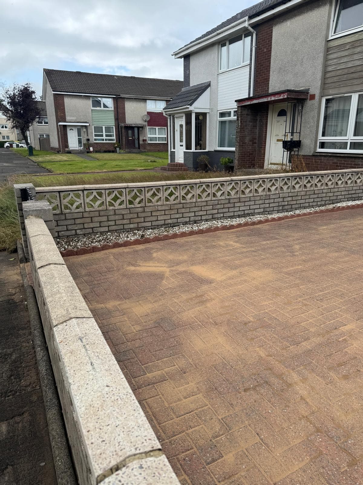 Monoblock driveway before jet wash – heavy staining
